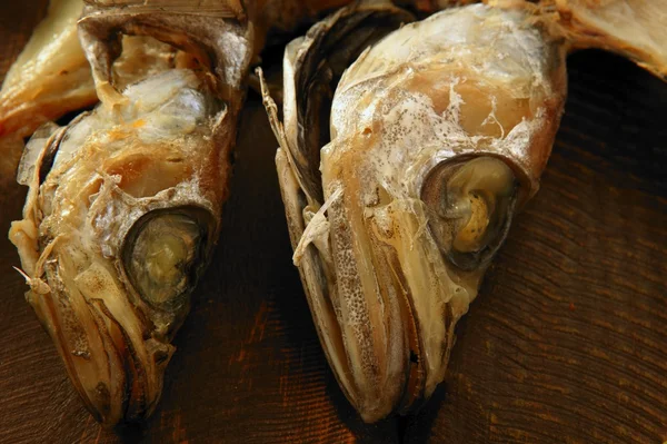 Peixes de pescada secos sobre madeira — Fotografia de Stock