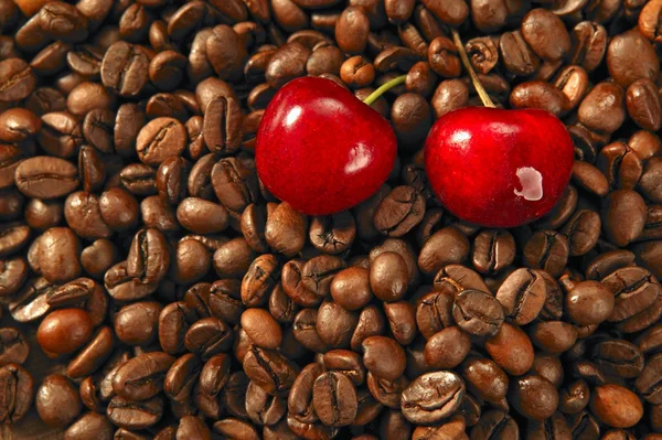 Geröstete Kaffeebohnen und rote Kirschen — Stockfoto