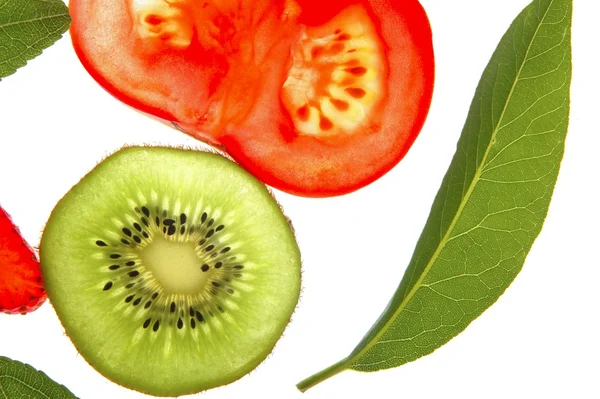 Лист лаврового дерева, киви и помидор — стоковое фото
