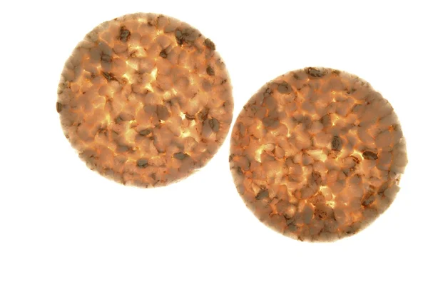 Fatias de milho redondas biscoitos salgados em branco — Fotografia de Stock