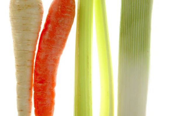 Λαχανικά σε μια σειρά, γογγύλια, καρότο, πράσο, γαϊδουράγκαθο — Φωτογραφία Αρχείου
