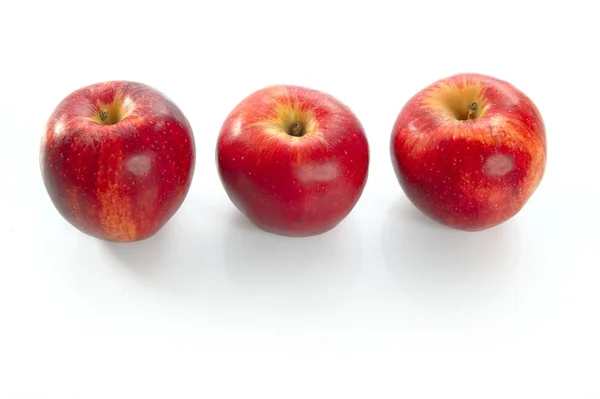 Τρία κόκκινα μήλα στη σειρά — Φωτογραφία Αρχείου