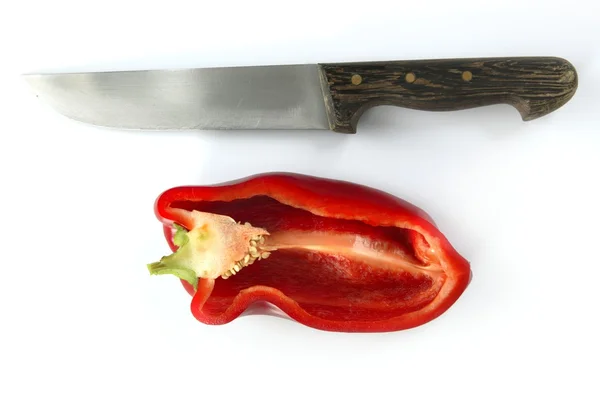 Красный перец и кухонный нож поверх белого — стоковое фото