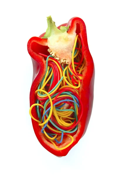 Mezzo peperone rosso astratto con elastici colorati — Foto Stock