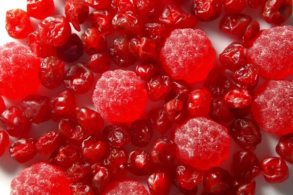 Heerlijke rode kers bessen en snoep aardbeien — Stockfoto