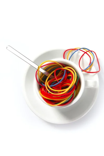 Bandas de goma de colores en la taza del desayuno — Foto de Stock