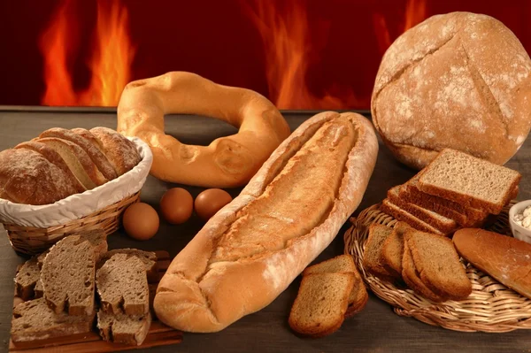 Natürmort çeşitli şekiller ve fırın ateş ile ekmek — Stok fotoğraf