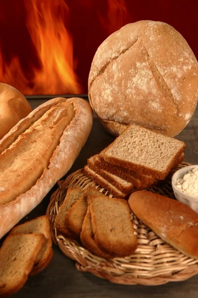 Bröd Stilleben med varierande former och bageri brand — Stockfoto