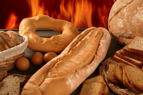 Pão ainda vida com formas variadas e fogo padaria — Fotografia de Stock