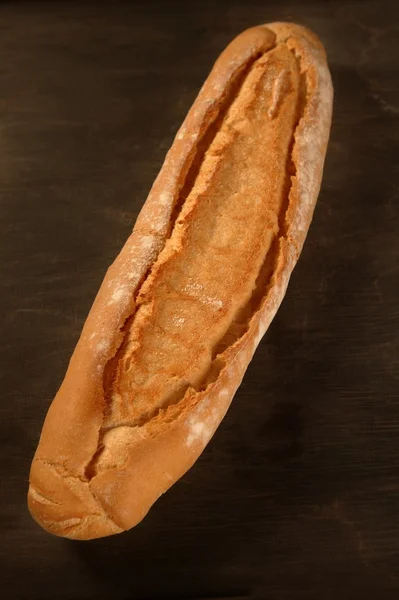 在暗褐色的木面包 — 图库照片