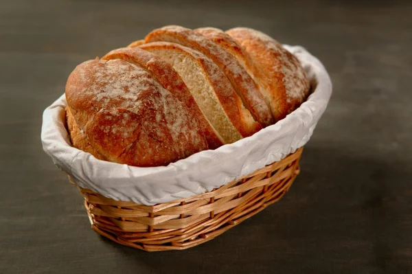 Kromki bochenek chleba zbóż na ciemne drewno — Zdjęcie stockowe