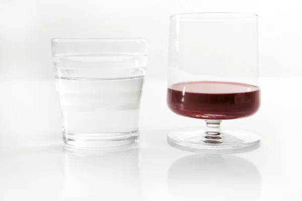 水とワインのガラス — ストック写真