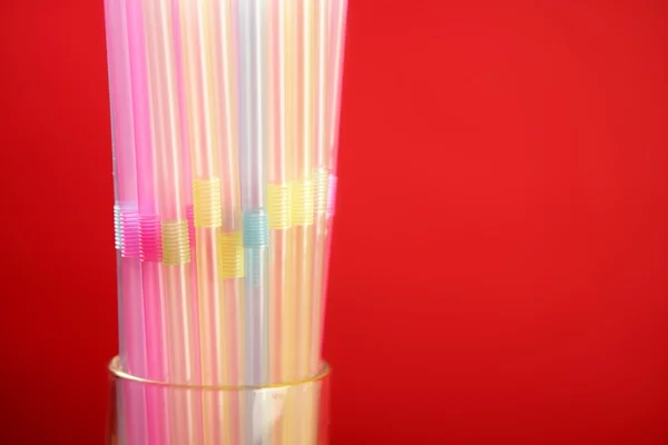 Renkli plastik içki bardağı taşıran damla — Stok fotoğraf