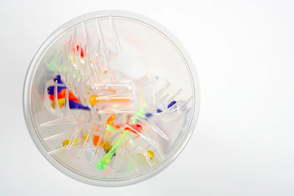 Vidro plástico com palitos e garfos coloridos — Fotografia de Stock