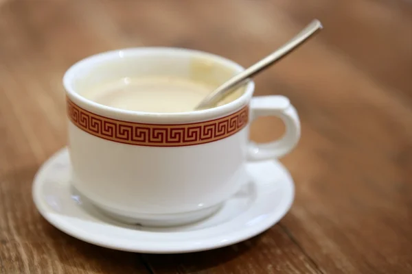 Coffe com leite copo branco sobre teca de madeira — Fotografia de Stock
