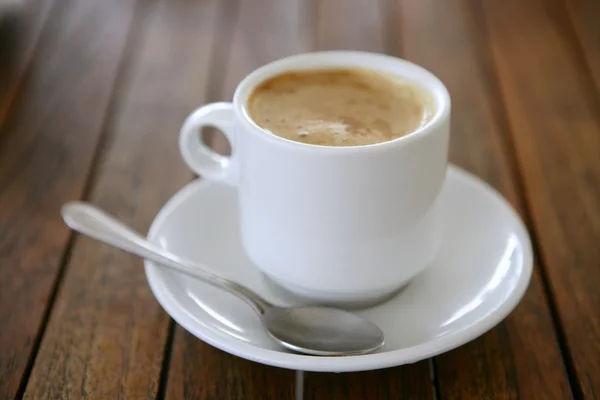 Kaffee mit milchweißer Tasse über Teakholz — Stockfoto