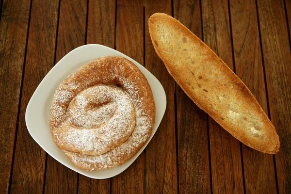 Café da manhã com torradas de pão e ensaimada — Fotografia de Stock