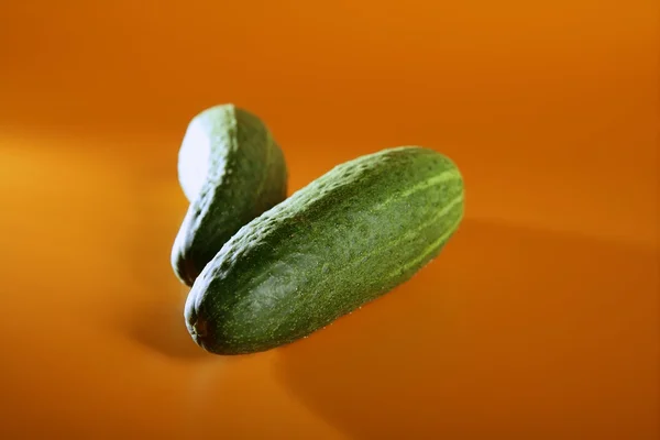 Twee groene komkommer geïsoleerd — Stockfoto