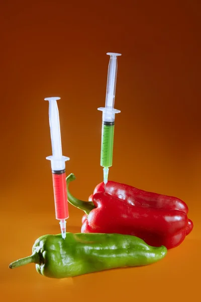 Green and red pepper research metaphor — Stock Photo, Image