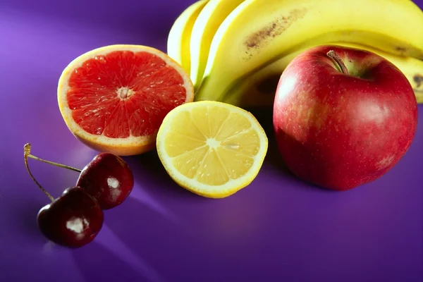 과일 정물화 보라색 배경 — 스톡 사진