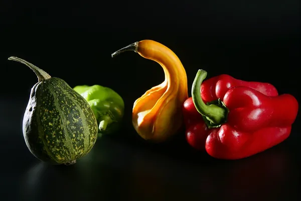 Цветные овощи все еще над черным — стоковое фото