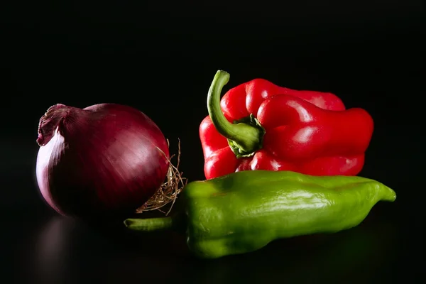 Kolorowe warzywa nadal na czarno — Zdjęcie stockowe
