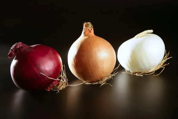 หัวหอมสามสีที่แตกต่างกัน — ภาพถ่ายสต็อก