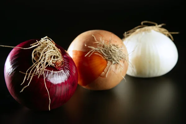 หัวหอมสามสีที่แตกต่างกัน — ภาพถ่ายสต็อก