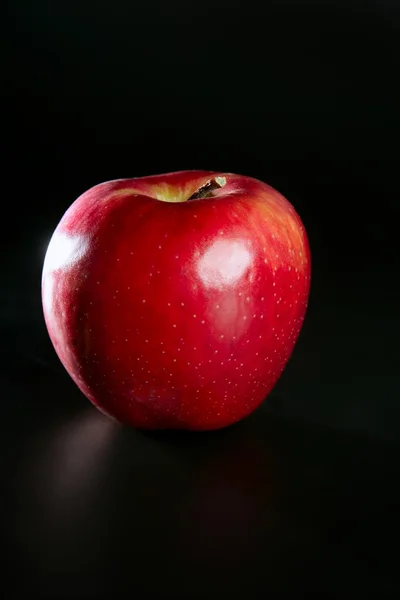 Rode appel op zwarte achtergrond — Stockfoto