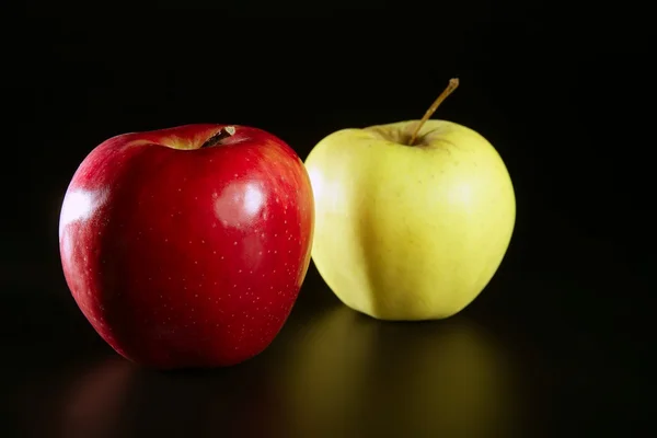 Φρούτα μήλων, το ζευγάρι των κόκκινων και κίτρινων φρούτων — Φωτογραφία Αρχείου