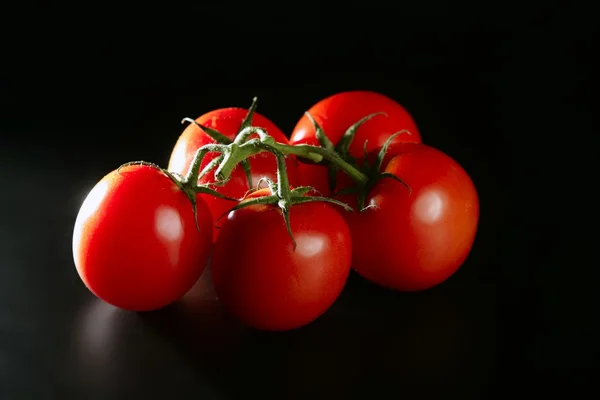 블랙에 클러스터 빨간 토마토 — 스톡 사진