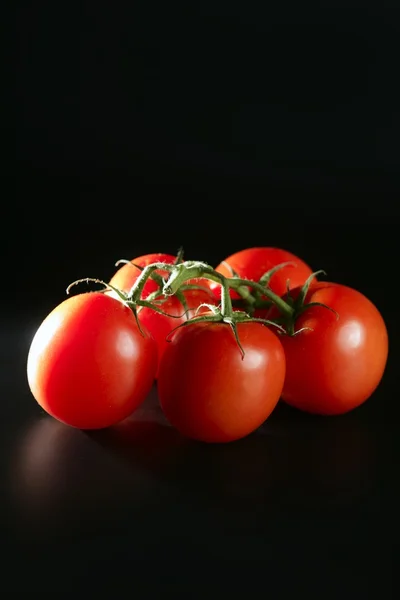 블랙에 클러스터 빨간 토마토 — 스톡 사진