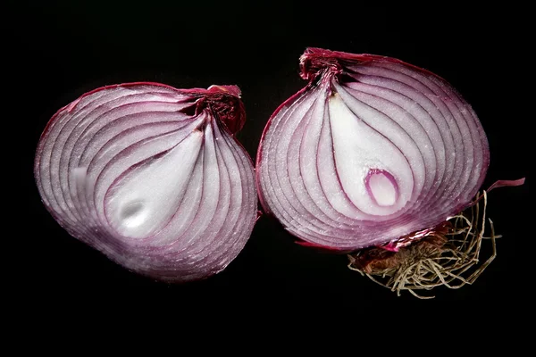 Cebolla roja en rodajas en dos partes — Foto de Stock