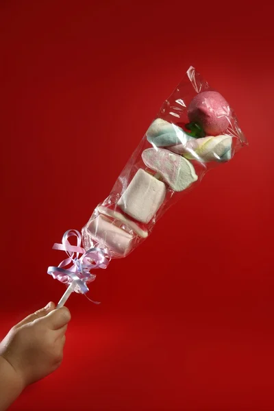 お菓子の子供手のカラフルなロリポップ — ストック写真