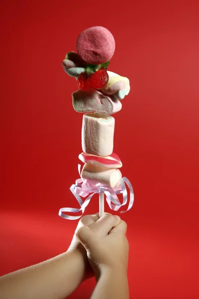 Lolipop colorido doce na mão da criança — Fotografia de Stock
