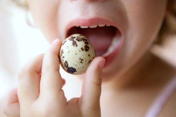 Little girl holding quail egg — Stock Photo, Image