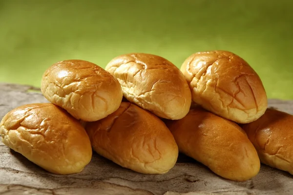 Бріче маленький хліб, укладений у два ряди — стокове фото