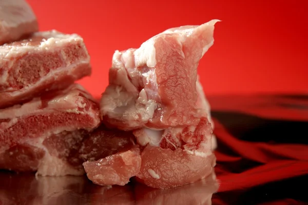 Свинья, свинина сырые куски мяса поверх красного — стоковое фото