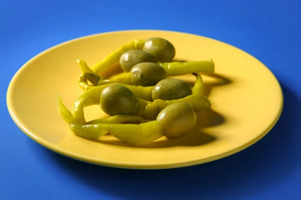 Zeytin ve yeşil biber sıcak snack — Stok fotoğraf