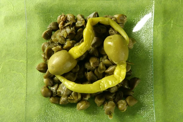 Azeitonas e aperitivo pimenta verde quente — Fotografia de Stock