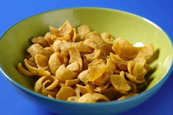 Gebakken maïs gouden snack in plaat — Stockfoto