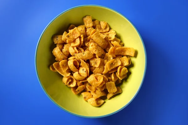 Gebakken maïs gouden snack in plaat — Stockfoto