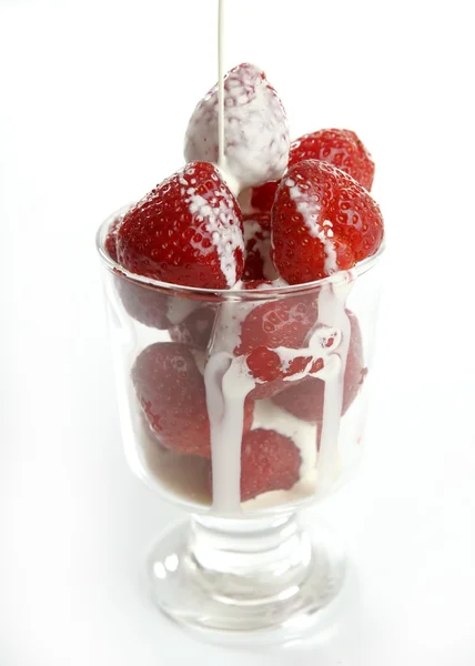 딸기와 크림 유리 — 스톡 사진