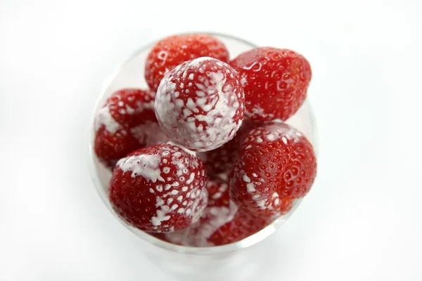 Vidrio con fresas y crema — Foto de Stock