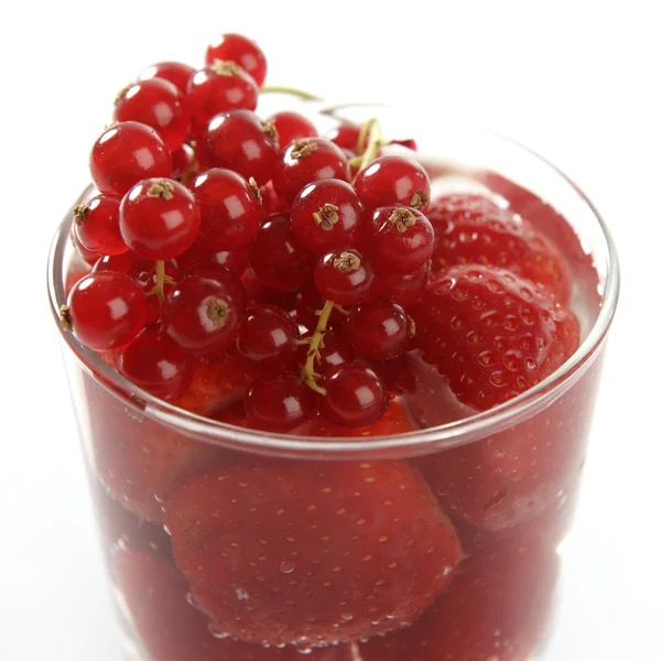 Tasse voll Erdbeeren und Johannisbeeren — Stockfoto