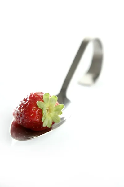 Φράουλα σε ένα κουτάλι — Φωτογραφία Αρχείου