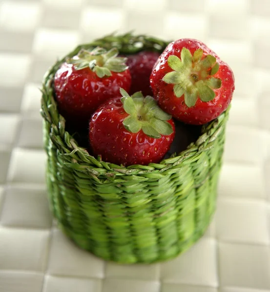 Jahody v zelený malý košík — Stock fotografie