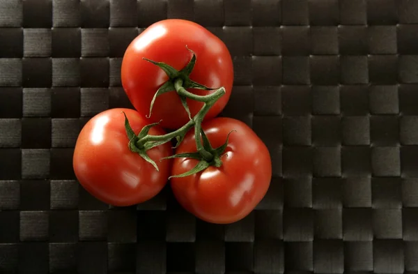 Trzy czerwone pomidory oddział — Zdjęcie stockowe