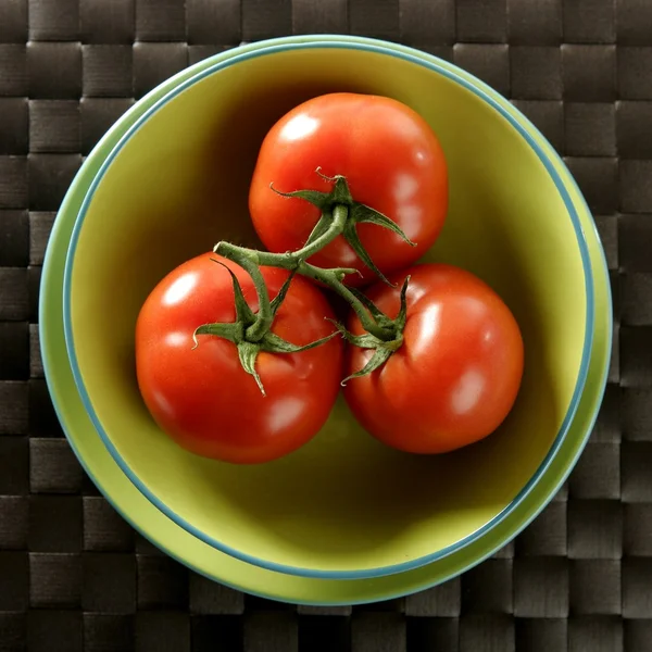 Tre röda tomater gren — Stockfoto
