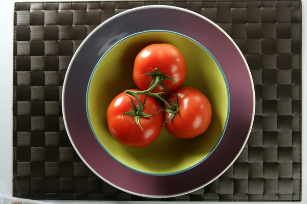 三个鲜红的蕃茄分支 — 图库照片